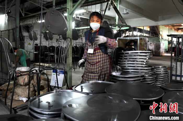 台企“泰峰金属工业”一派繁忙景象、工人有序生产。 张金川 摄 闽台精密机械产业园见闻:复工早 赶订单