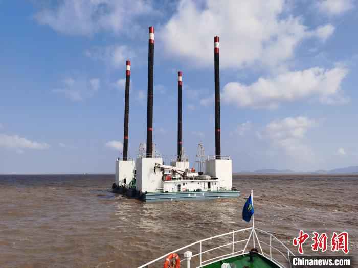 图为甬舟铁路金塘隧道海上钻探工程复工场景。镇海宣传部供图 国内首条海底高铁隧道“最复杂段”复工