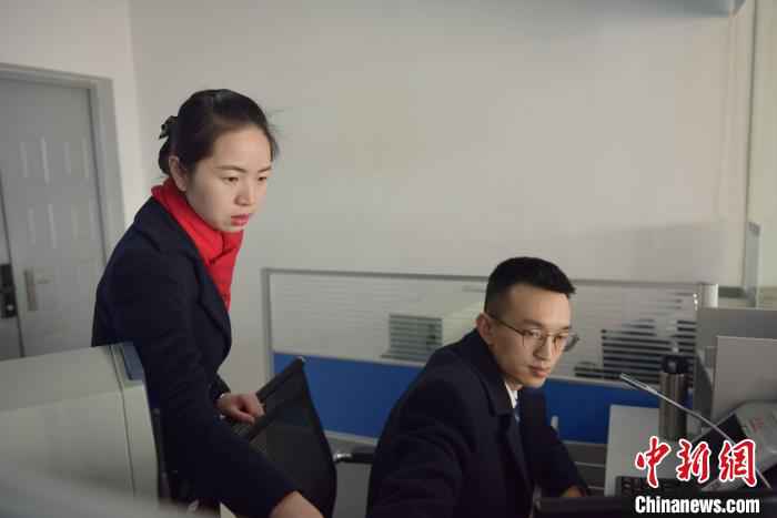 午时:胡兰在票房提醒售票员注意票卷使用情况 宋曹梓瀚 摄 “90后”高铁女站长的“春运十二时辰”