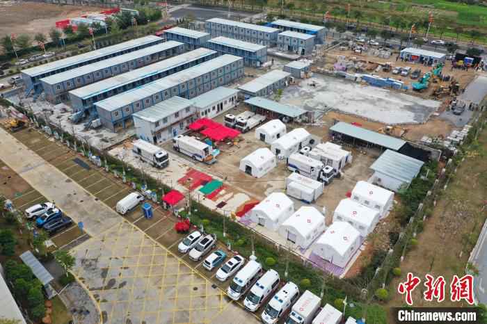 中山大学附属第七医院搭建的临时留观病房。 陈文 摄 深圳设首个防控疫情留观转院区