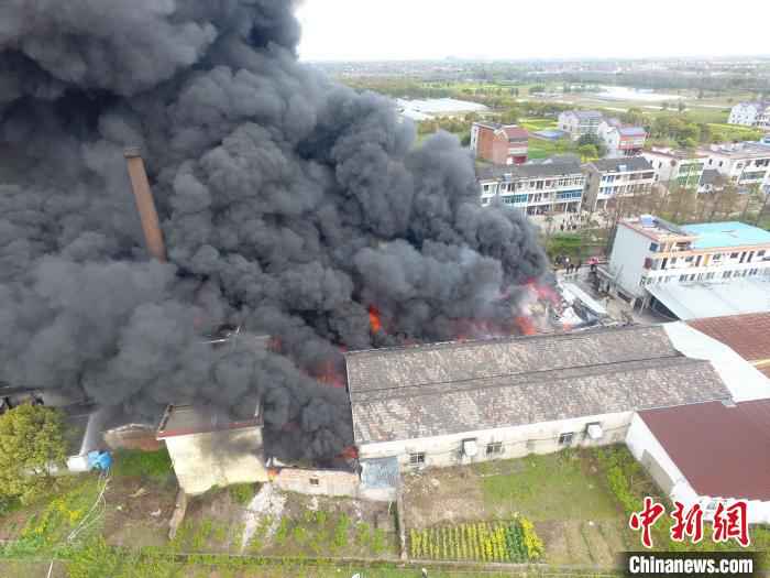 图为火灾现场。嘉兴消防提供 浙江嘉兴一纺织厂发生大火 消防出动100多人赴现场救援