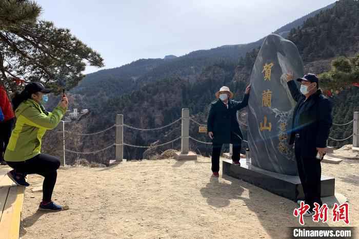 游客在景区内拍照留念。 李佩珊 摄 贺兰山间春风起 游客理性踏青游