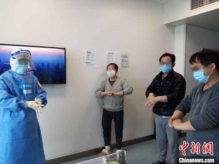随着疫情防治工作的推进,康复治疗日渐提上日程。江苏省人民医院供图 江苏医疗队员:康复治疗提上日程 缩唇呼吸腹式呼吸齐上阵