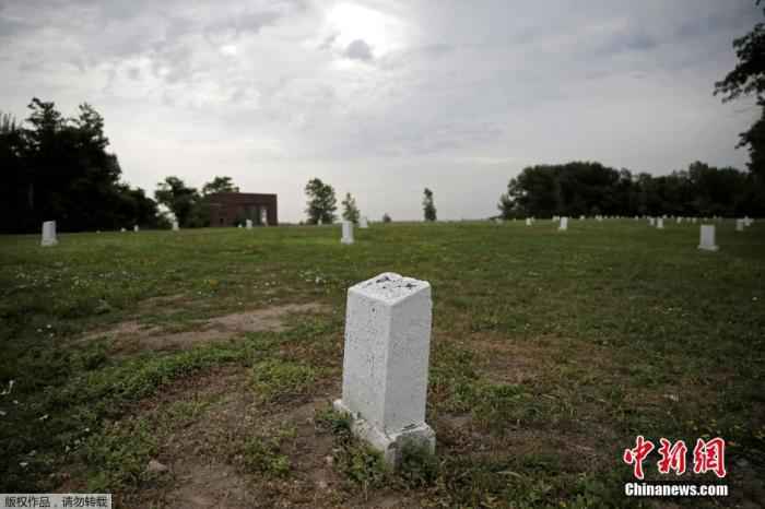 资料图:美国纽约东部的无人小岛哈特岛。自19世纪以来,岛上陆续埋葬了死婴、流浪汉、贫民以及无数的无名尸,人数高达100万人。 纽约殡葬业不堪重负 无人认领的死者将葬在哈特岛