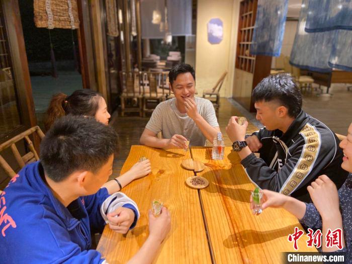 何泽懿和朋友尝试白酒“花式”喝法。受访者供图
