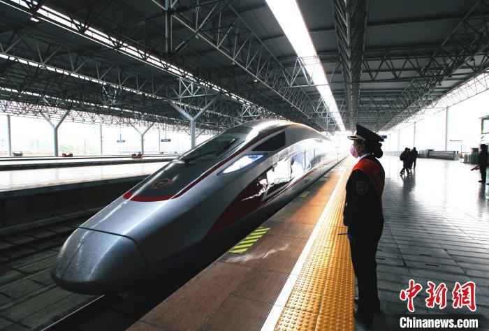 湖北宜昌东站发出首趟复工专列 刘良伟 摄 湖北宜昌发出首趟复工专列 “点对点”闭环输送务工人员