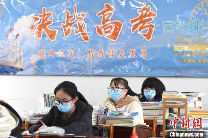 南宁市第三中学学生在上课。 俞靖 摄 广西初三高三年级学生开学 抗疫专家给桂林学生上开学第一课